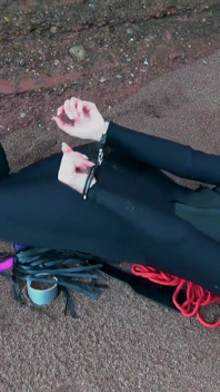 Neoprenanzug, Wellen und Kink: das unerwartete bondage-abenteuer eines Schwimmers