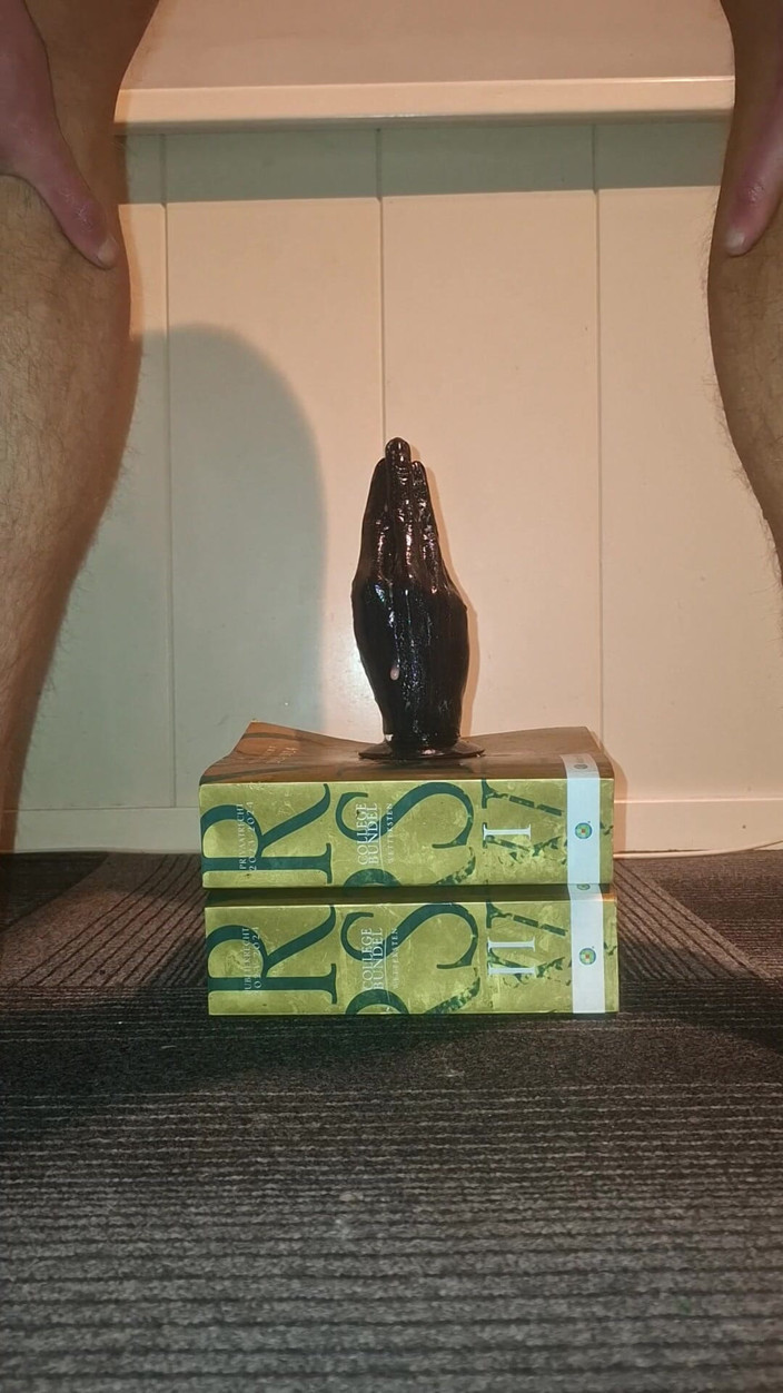 NoFace Twink X: Heißer schwuler twink dehnt seinen arsch und nimmt riesige analdildos