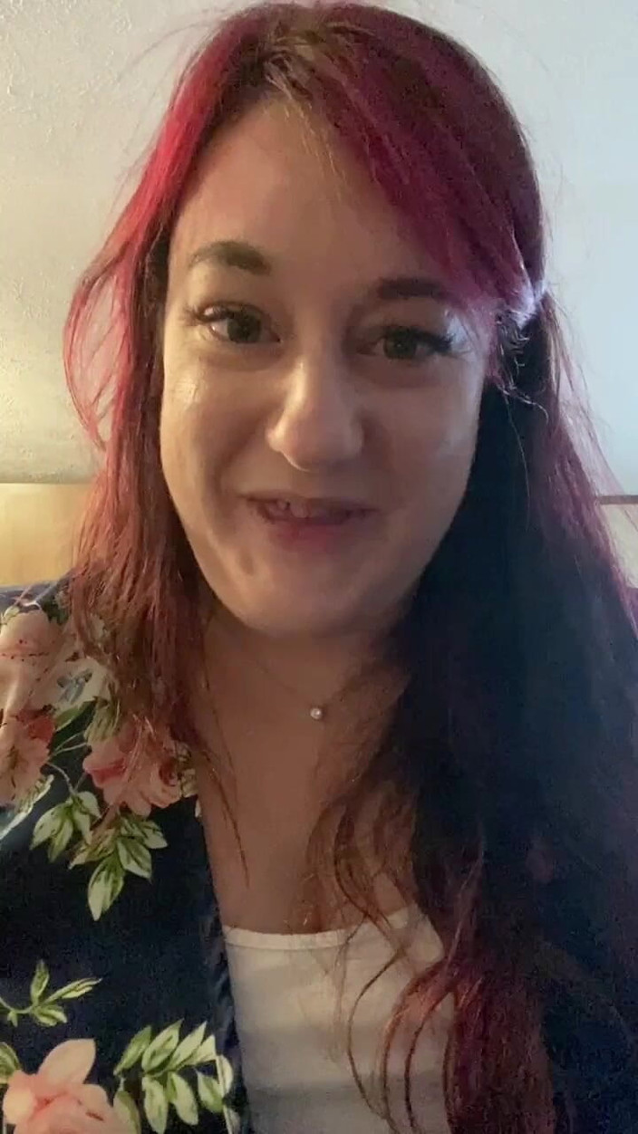 BellaBlast: La gigantessa scopre un piccolo e si diverte a trasformarlo...