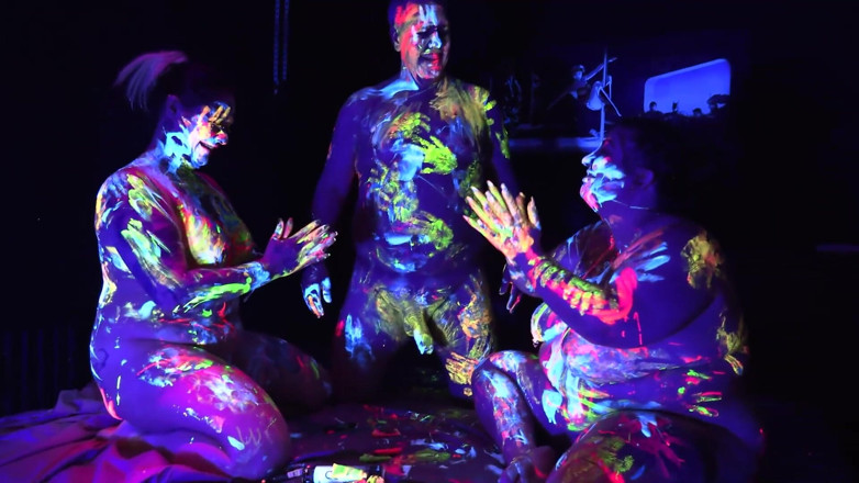 MattyFacial: Cheyenne, Hannah ve Matty biraz ultraviyole eğlencesi