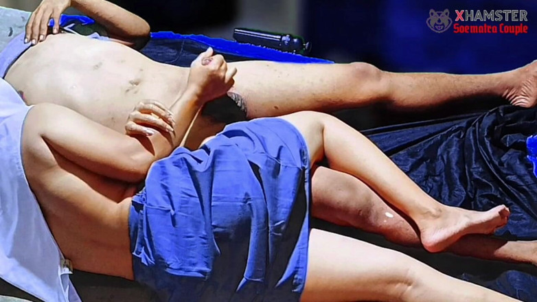Soematra Couple: Zufriedener boardinghouse-besitzer, weil er spät zahlt