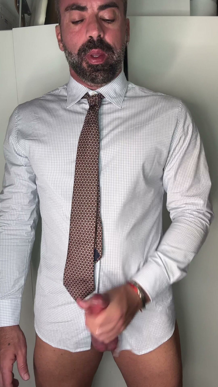 MaelHunter: I Masturbate in a Suit