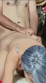 แม่เลี้ยงของฉันในห้องอาบน้ำเห็นฉันช่วยตัวเองบนเตียง แล้วเย็ดฉันมันส์ๆ ตอนที่พ่อเลี้ยงไม่อยู่