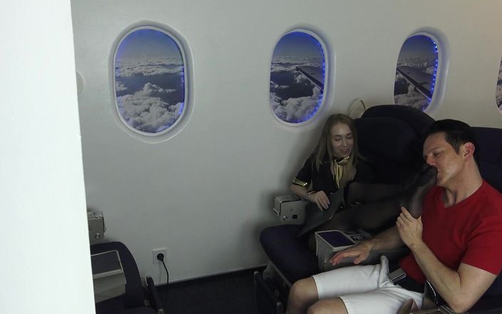 Foot Girls: Aeromoça cheirando pés e lambendo no avião aéreo!