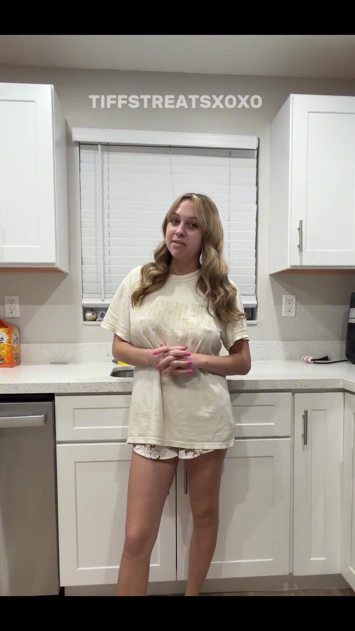 Tiffstreatsxoxo: Fully Nude Sink Pee!!