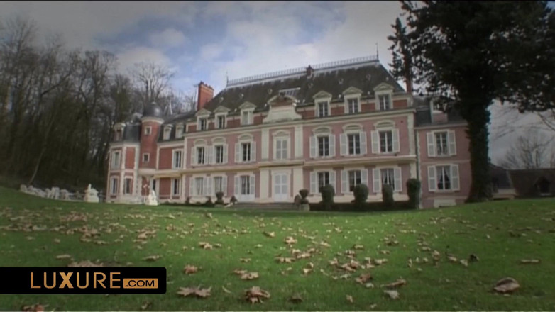 Luxure: The women are in charge in the swinger castle