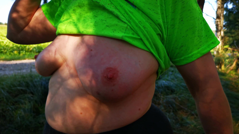Bouncy Tits Action: Rasten Und Titten Schlagen