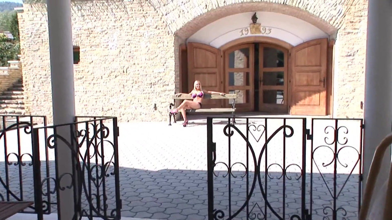 LesbianFantasies: Kamarádky šukají, zatímco JE MILF sleduje a touží po nich