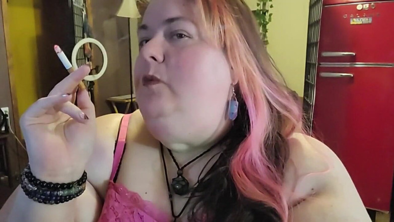 Kitty Delgato: SSBBW kouří při hraní s mým krkem a masivními pažemi