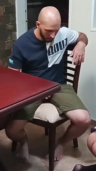 내 시누이가 청소하는 것을 보고 내 자지가 생각없이 힘들어, 나는 그녀를 따먹는다.