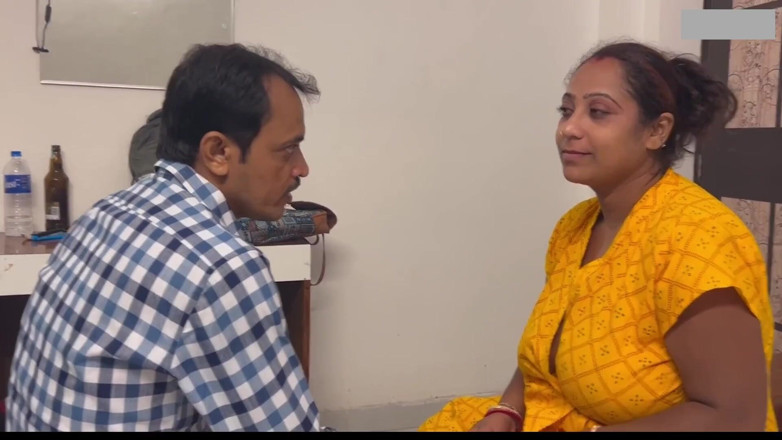Indian porno creator: Une bhabhi indienne mature excitée à gros nichons se fait baiser...