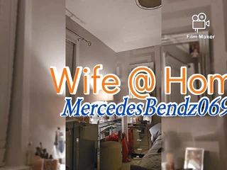 Soție tachinând camera
