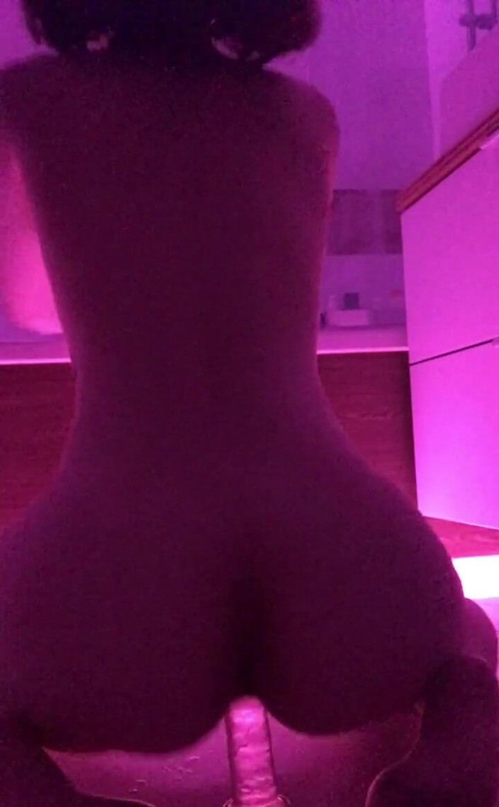 Soft Vulgar: Aku suka banget muasin memekku pakai dildo favoritku...