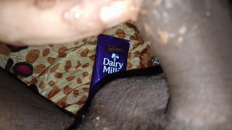 Catchybusty: Molliges desi-mädchen ist einsam in ihrem haus