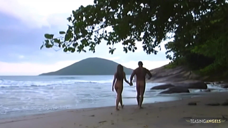 Teasing Angels: ビーチでのアナルセックスは、ブロンドのMILFが深く挿入する中で興奮しているように見えます