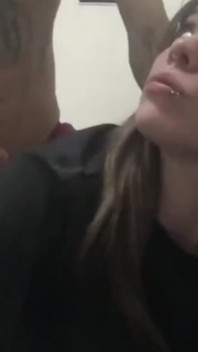 Le coup anal fait croiser la jolie