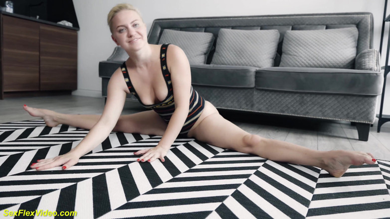 Sexflex video: Flexible MILF toying her tight asshole