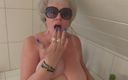 PureVicky66: Une mamie BBW fait pipi dans la baignoire !