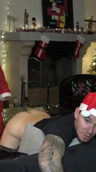 Ein junge wird zu weihnachten von latino roh gefickt