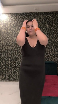 Puja bhabhi spielt mit dicken möpsen