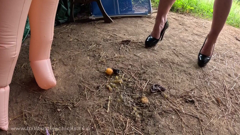 Nude Sportswomen: Latihan penderaan telur oleh wanita berotot - gerakan perlahan