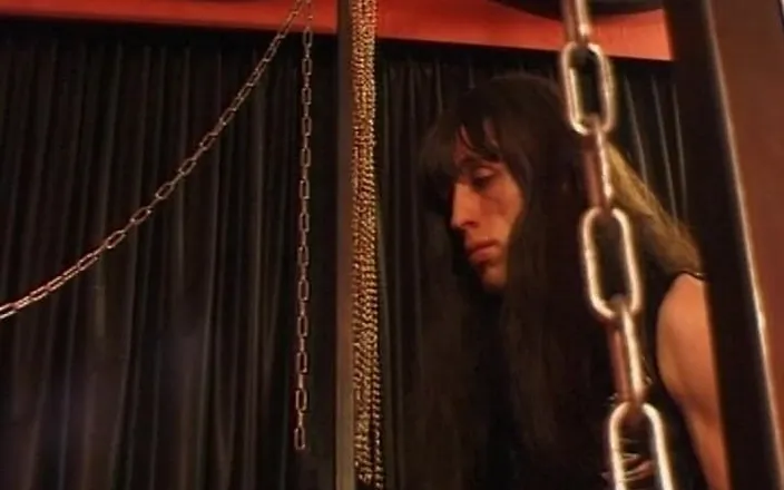 Videos Francaises: Kinyk French Dominas Sharing This Poor Male Servant in BDSM...