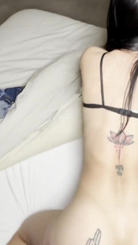 Hete brunette Cami Noe wil haar strakke kutje geboord