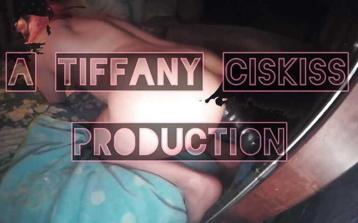 TCiskiss Production&#039;s: Xxl nervürlü dildo tiffany ciskiss&amp;#039;te yuvarlak kadın kılıklı göt ıslak göt...