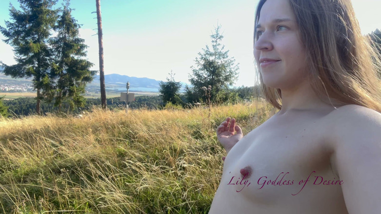 Lily, Goddess of Desire: En promenad i bergen utan blus och behå