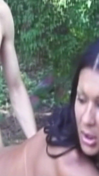 Latina ladyboy Antonia fickt draußen im wald anal