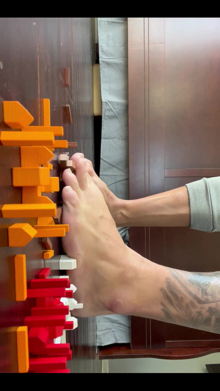 Jasons feet: 巨人Jason在小城市里被踩踏