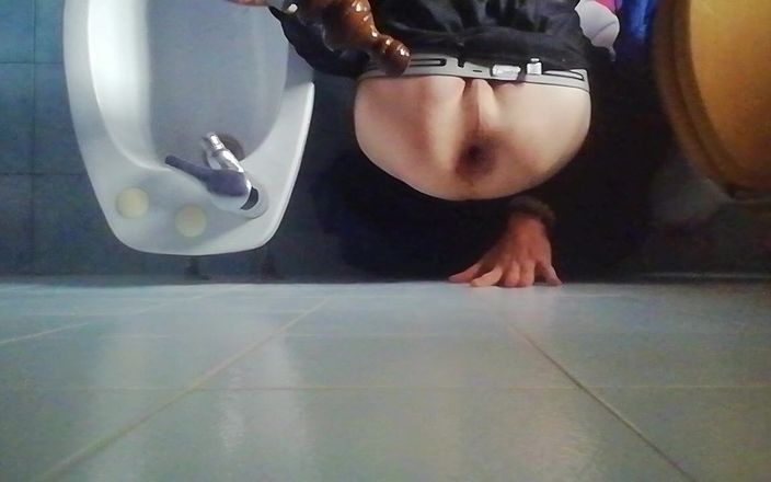 Culopeke: Il tipo le ha legato le gambe e apre il...