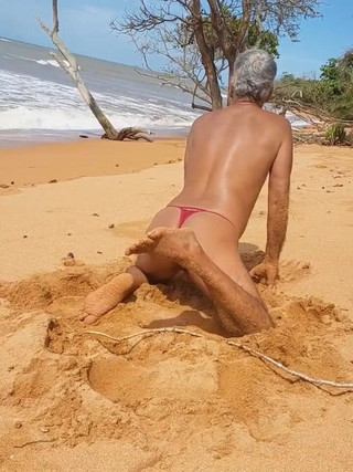 Ladysilvas: Ladysilva pe plajă arătându-și curul sexy în chiloți roșii