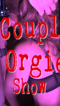 Orgia-party auf einer öffentlichen bühne mit geiler milf