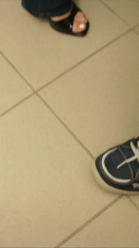 Une maman excitée fait plaisir à une bite dans les toilettes publiques - Jessica Fiorentino