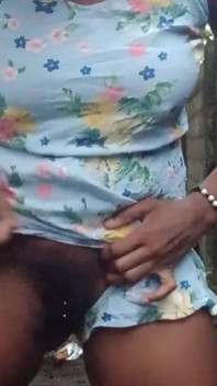 Ny hairy wet pussy fingering memeknya di luar ruangan sampai muncrat sambil merangkak