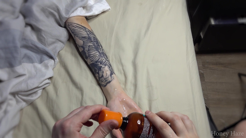 Honey Haze: Масаж рук падчерки перетворюється на мастурбацію. Honey Haze