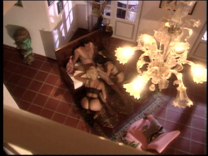 Cryptostudios: 英俊的年轻男人操两个漂亮苗条的荡妇