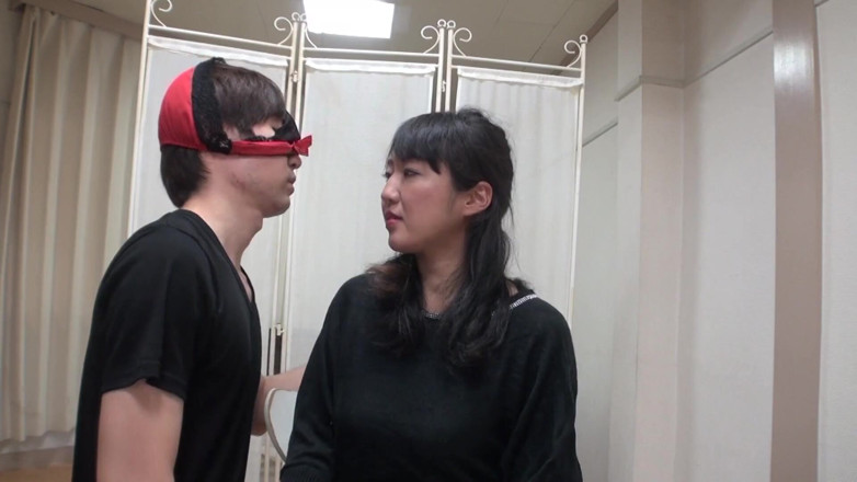 Japan Lust: MILF Jepun yang bertetek besar diusik pepek berbulu sebelum creampie