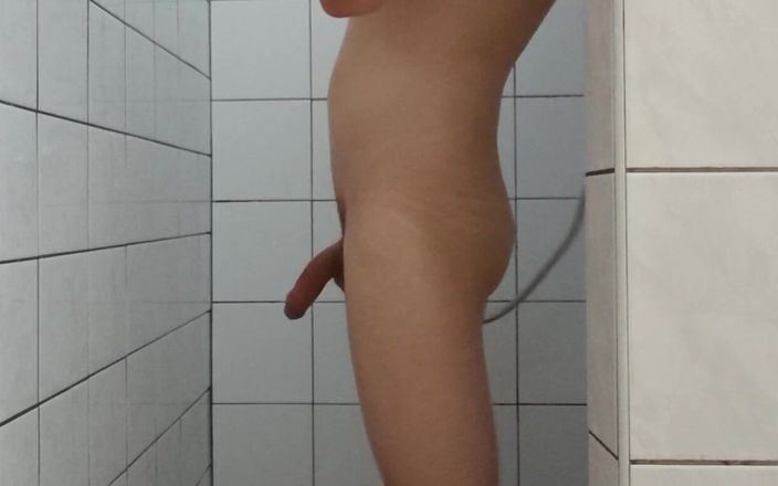 Slim nudist: Un jeune garçon mince prend une douche