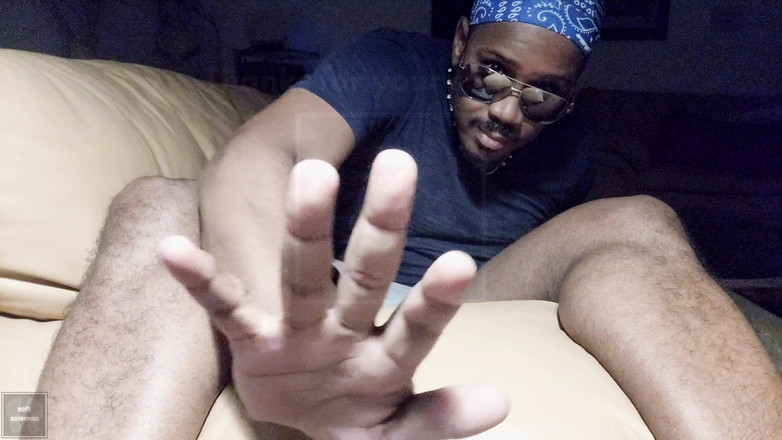 Soft Soleman: Semasa Malam, Tapak Kaki Lelaki Saya Terdedah Di Sofa (2025)