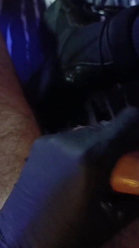 Kinky Wank w Bondage Gear i rękawiczkach lateksowych