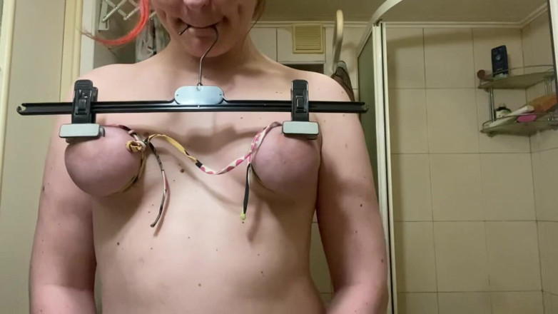 Elena917: Tette bDSM fino all'orgasmo - bondage, pollice, pinze per il supporto...