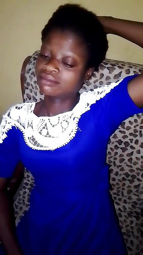 Pornsexlive: Návrhářka s malými kozami šuká svého nevlastního bratra. Vychutnat