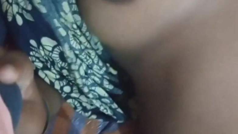 Sexy komil: Bhabhi se reposait, je ne pouvais pas m’empêcher de faire...