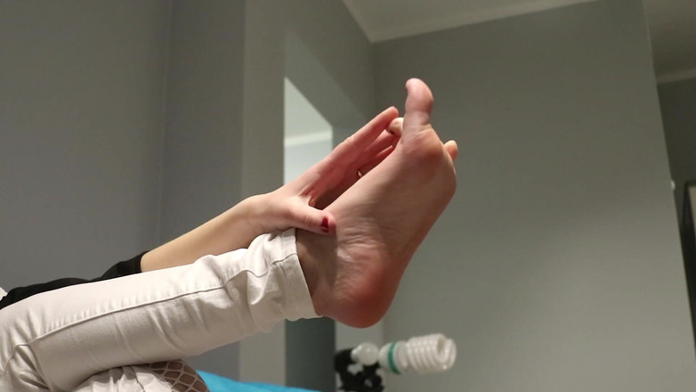 Anna Booty: Voeten spelen tijdens het tv kijken