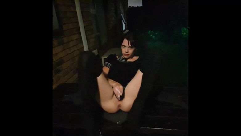 domslutfucker: 보지를 보여주는 담배를 피우는 마른 피그테일 소녀