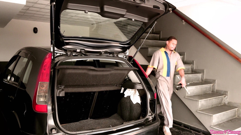 Dream Tranny: Tgirl Yanka Costa Pays the Mechanic with Her Big Cock