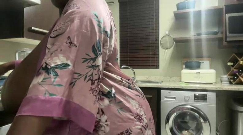 Legendary Booty Overdose: Ébano milf gemendo e stripteasing em cozinha