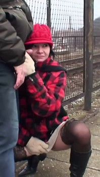 Une brune baise avec un vieux à côté d'une voie ferrée